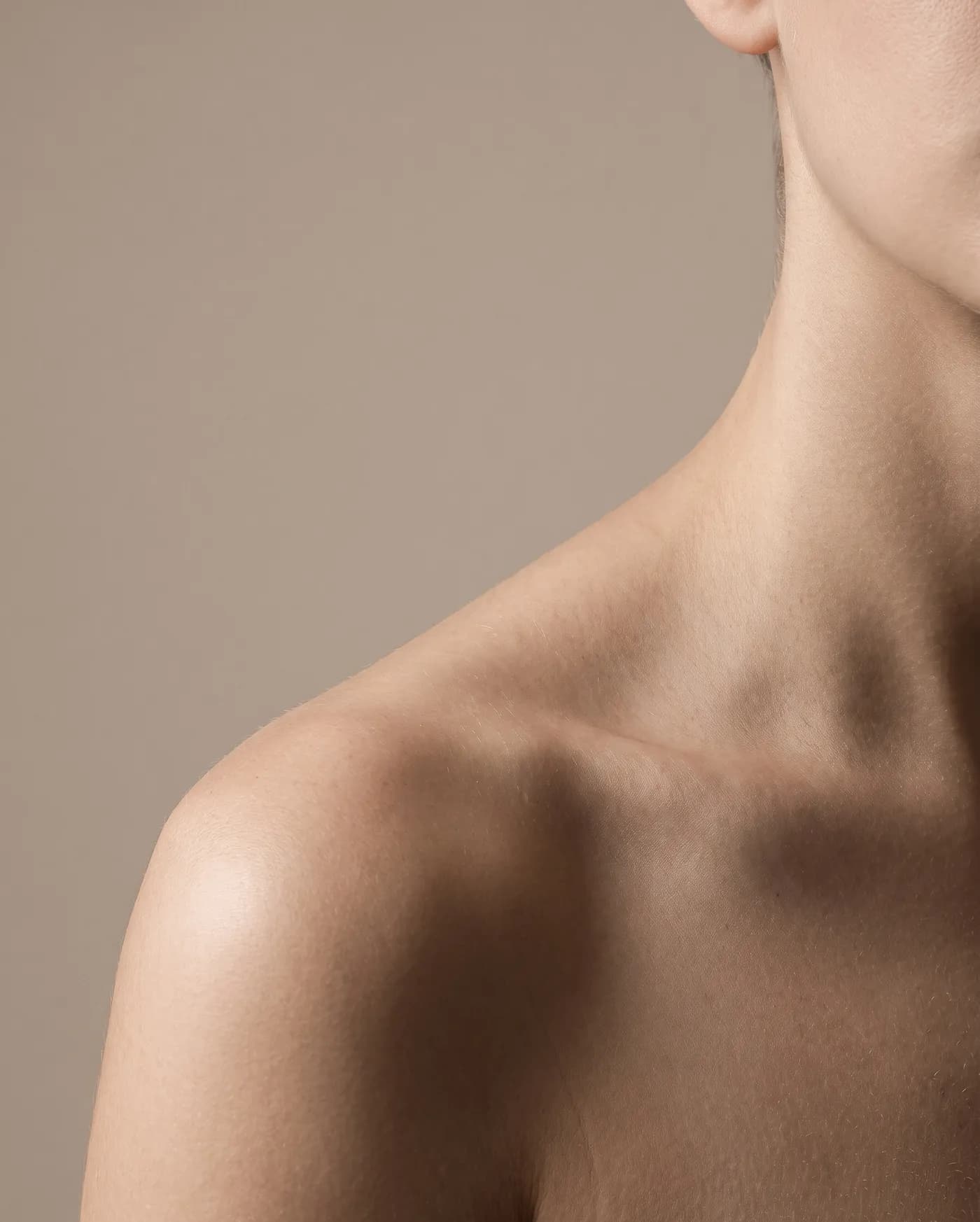 Cuello, hombro y clavícula, la línea natural del escote