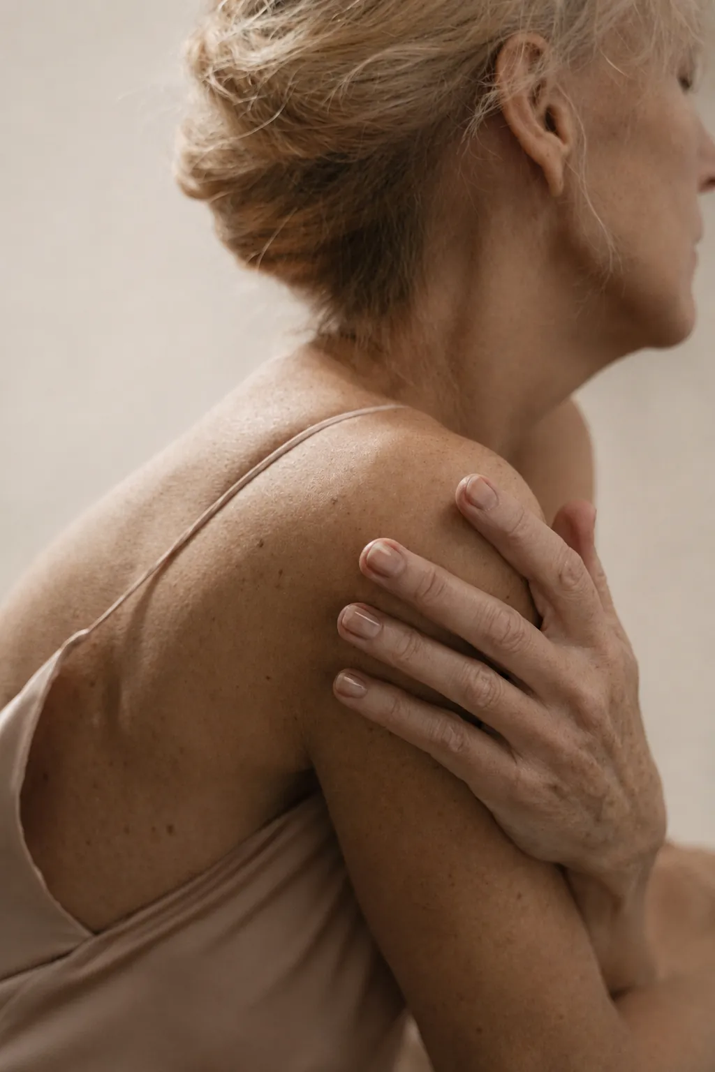 Rostro y cuello de una mujer, entre las opciones sin cirugía y el lifting