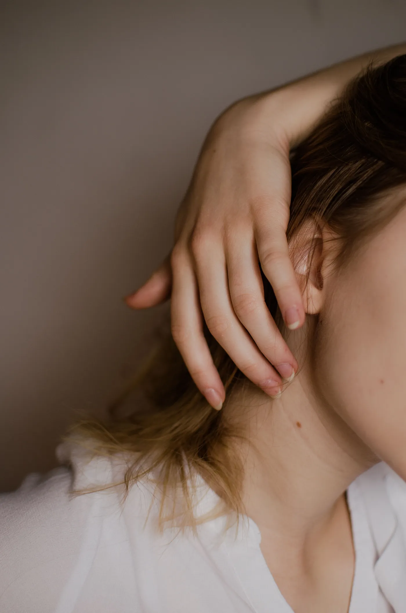 El pelo recogido tras la oreja, una oreja discreta