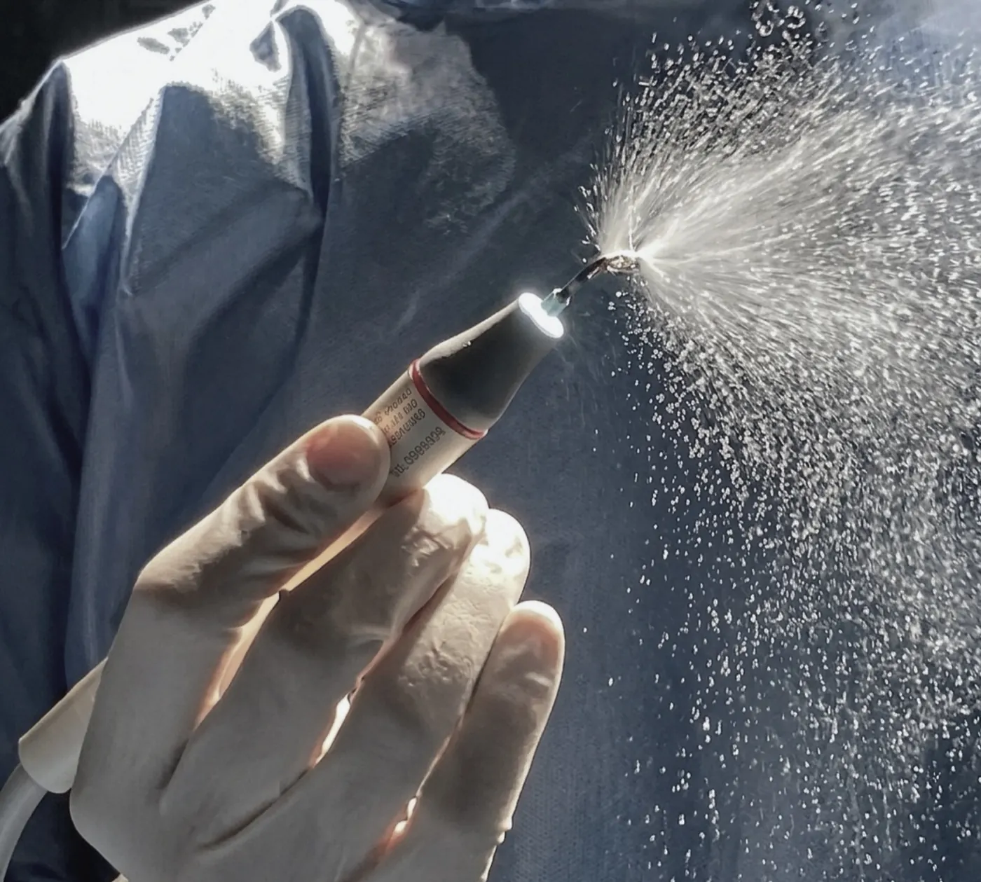 Bisturí piezoeléctrico de ultrasonidos en uso durante una rinoplastia ultrasónica