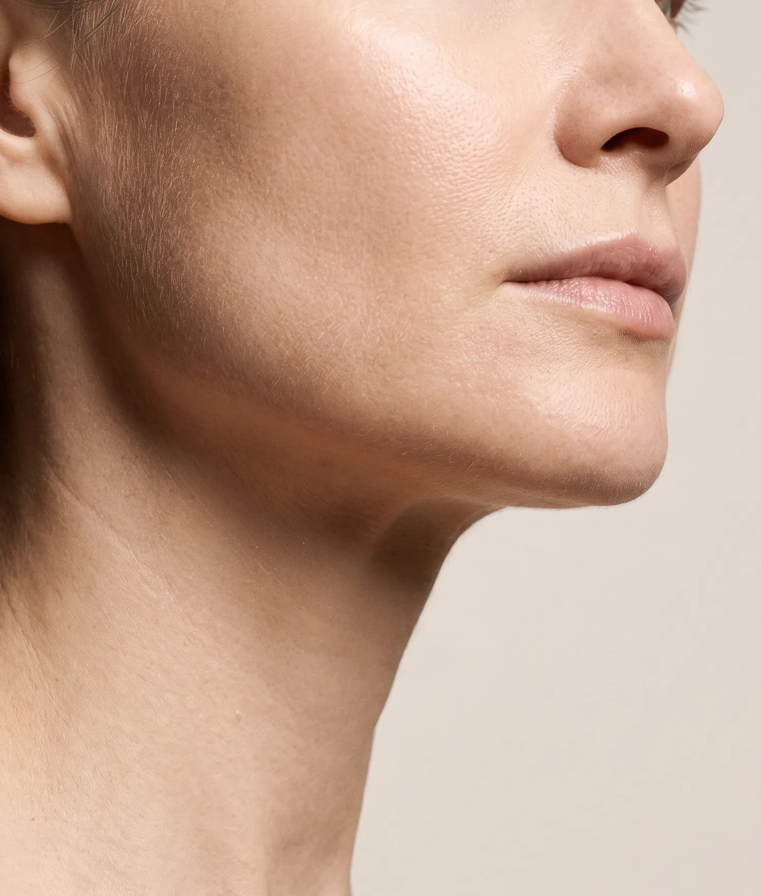 Rostro de perfil, lifting facial del Dr. Francisco Abreu en Alicante