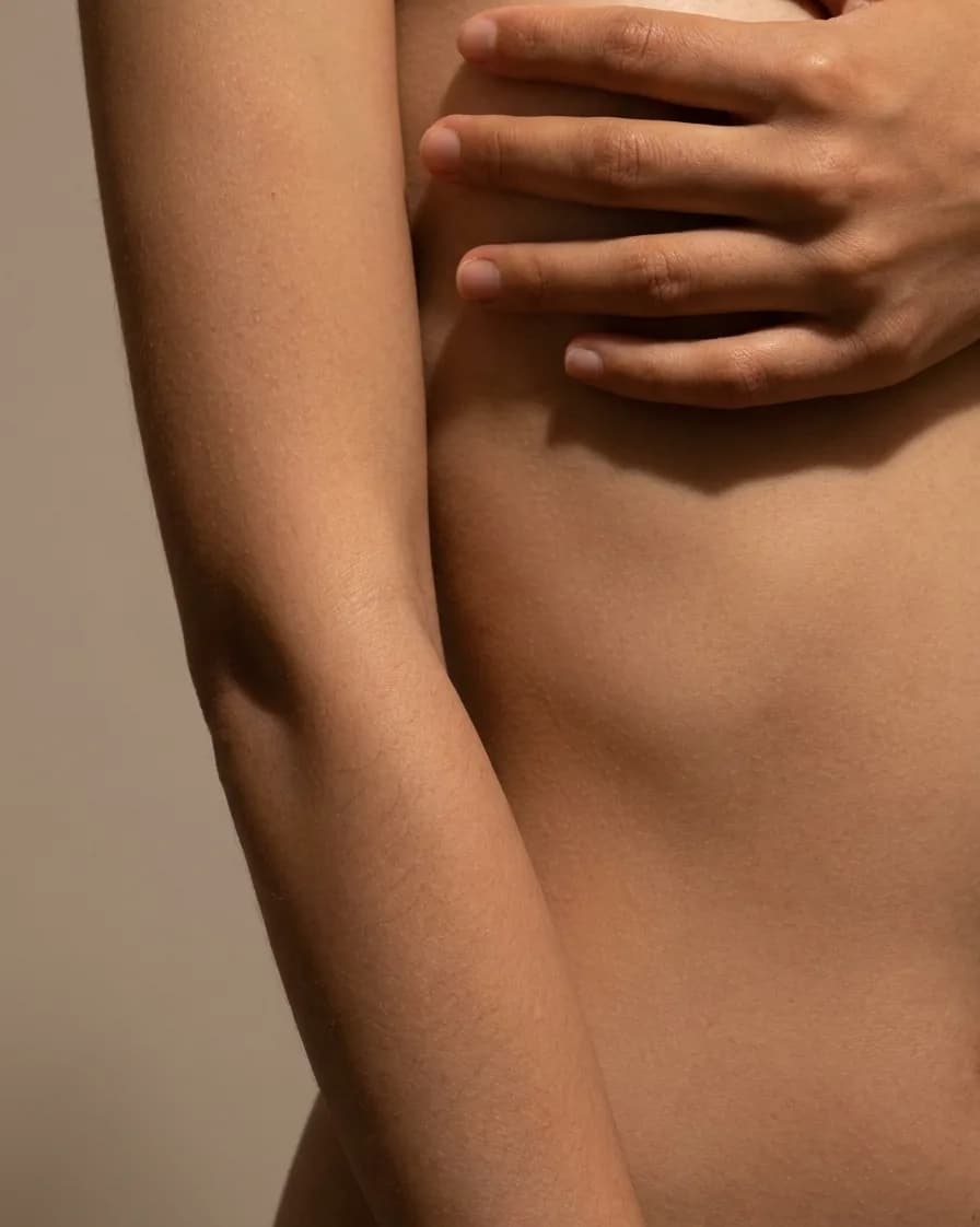 Silueta de mujer tras el embarazo, mommy makeover del Dr. Francisco Abreu en Alicante