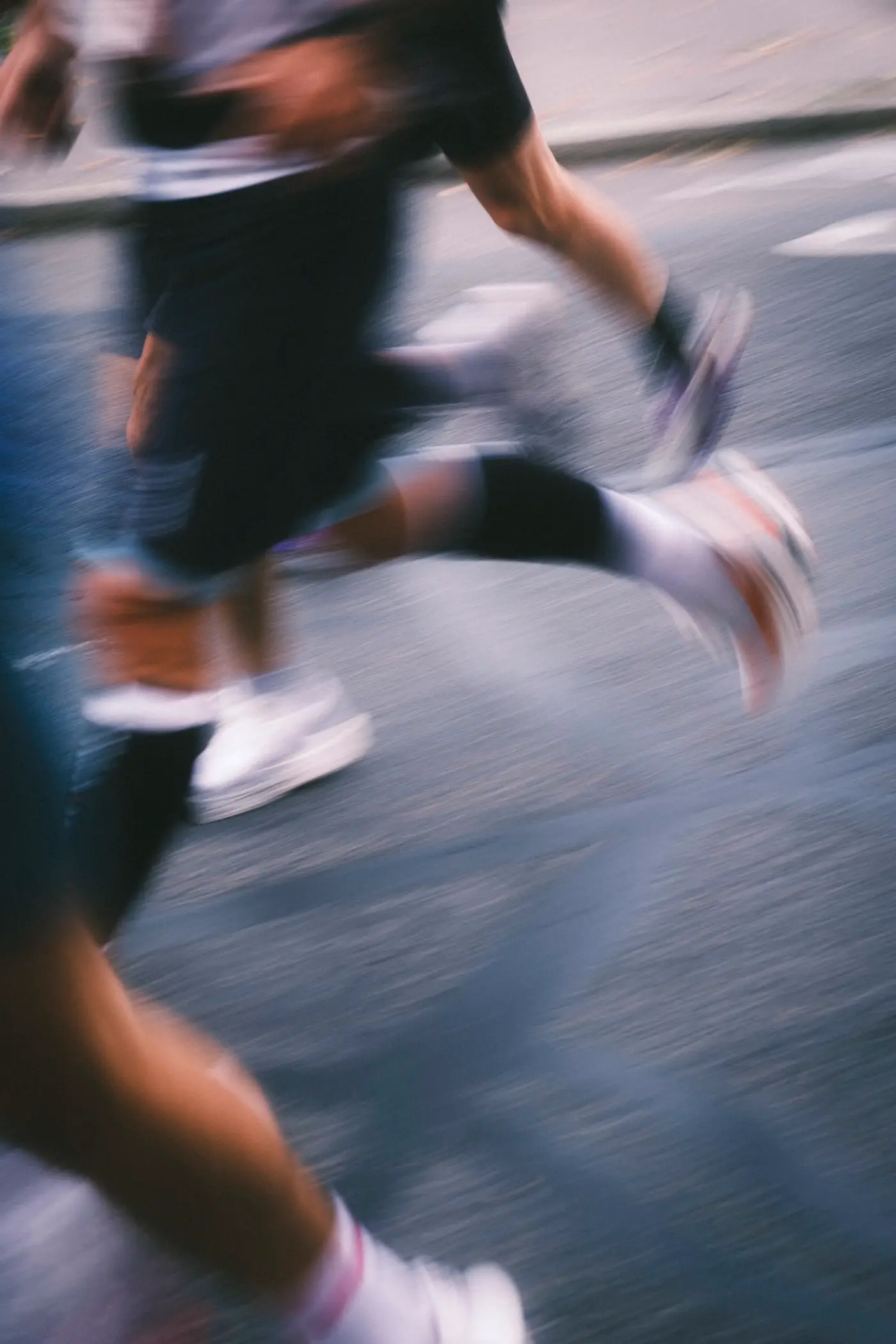 Corredores en movimiento sobre el asfalto