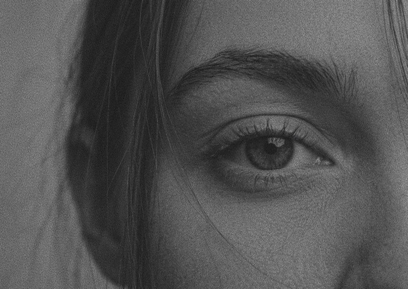 Primer plano de mirada femenina mostrando la zona periorbitaria