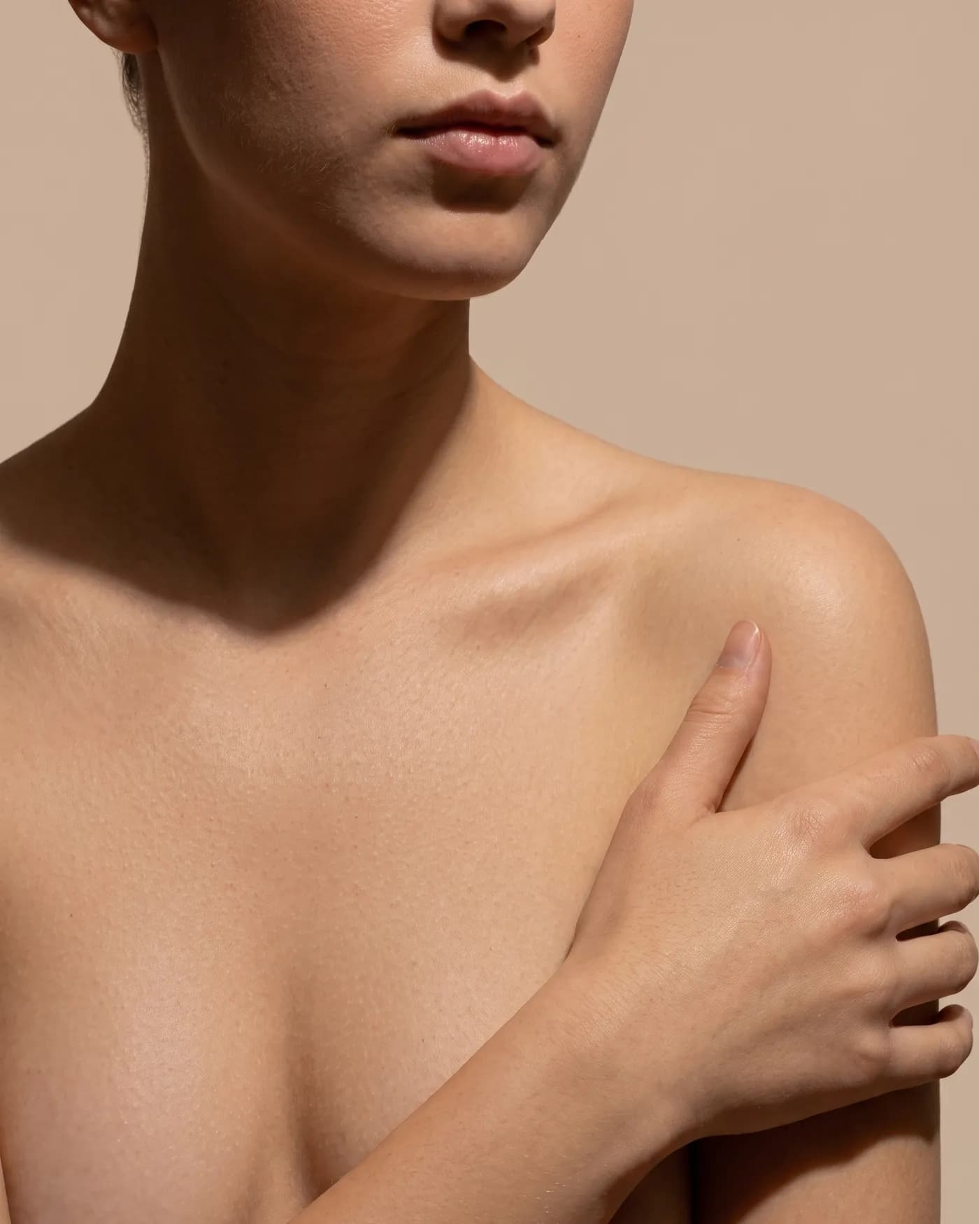Escote de aspecto natural, un aumento de pecho por vía axilar sin cicatrices