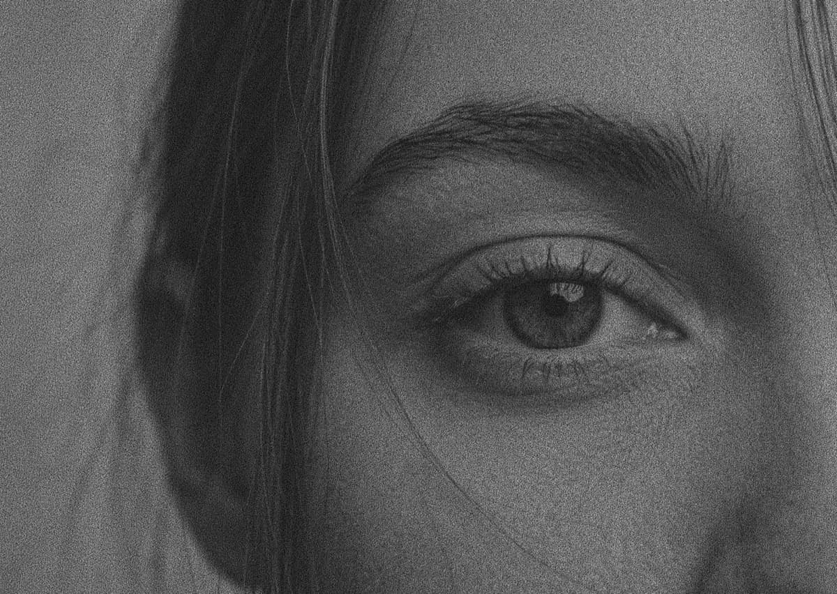 Mirada con el párpado superior y la ceja, las dos zonas que caen con la edad