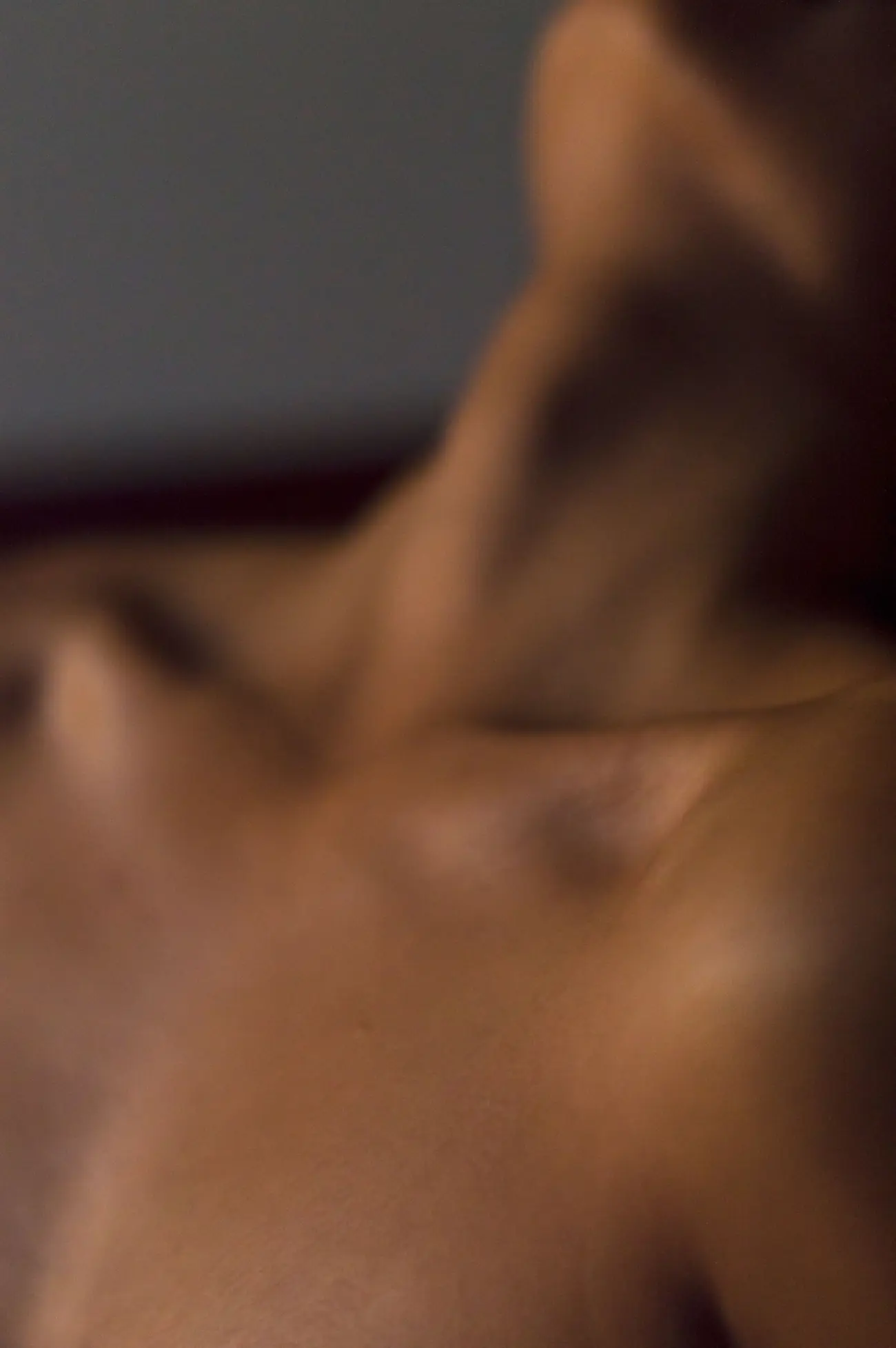 Torso masculino atlético, en el contexto de las causas de la ginecomastia