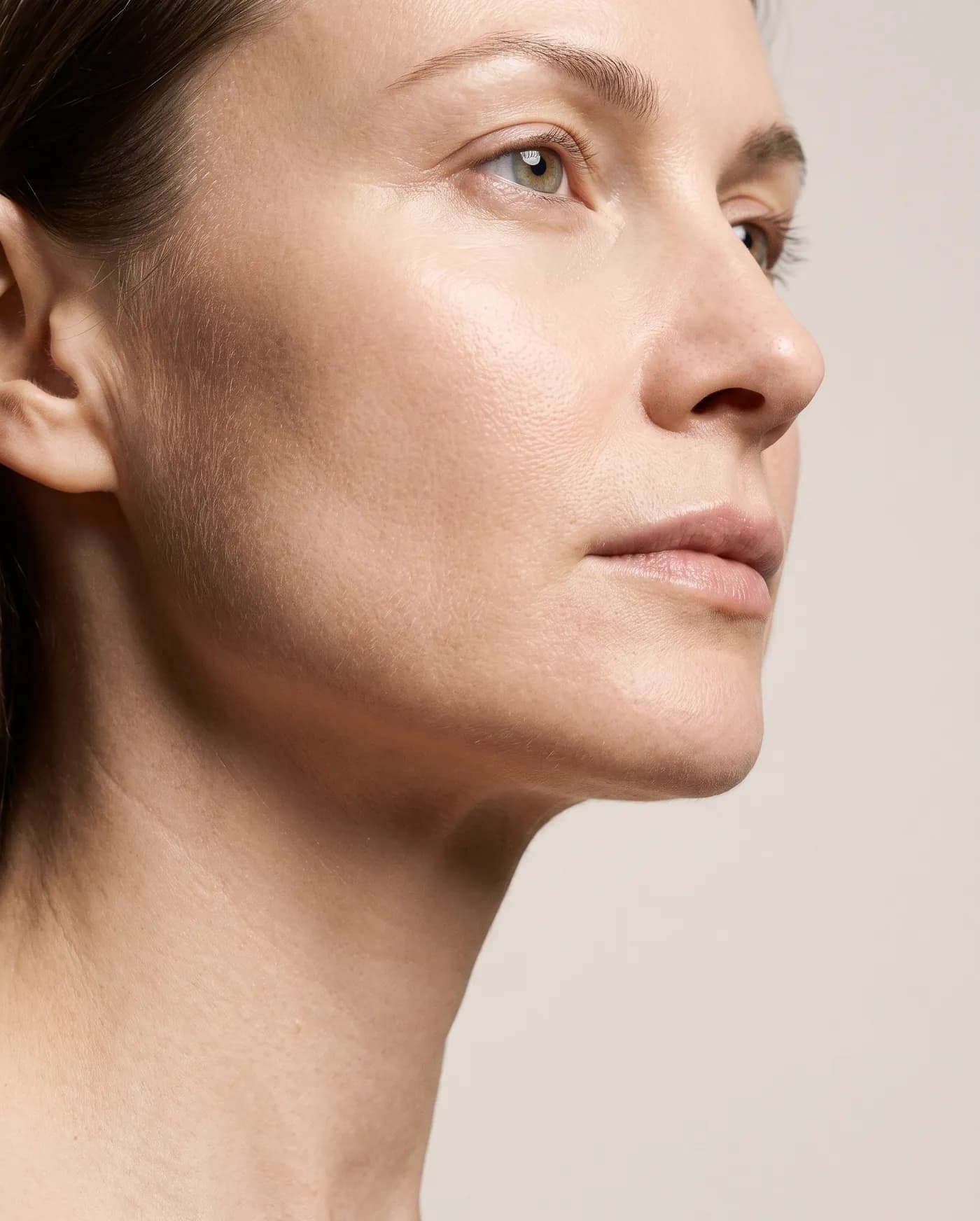 Perfil de mandíbula y cuello de una mujer, la zona donde se forma la papada